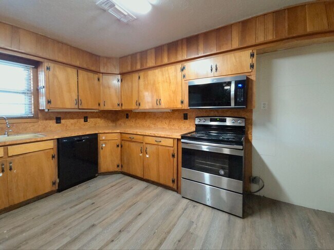 Building Photo - Spacious 3 Bed 2 Bath In Central Lubbock