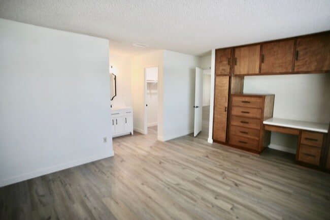 Building Photo - 3br, 2ba in a Great Family Neighborhood Av...