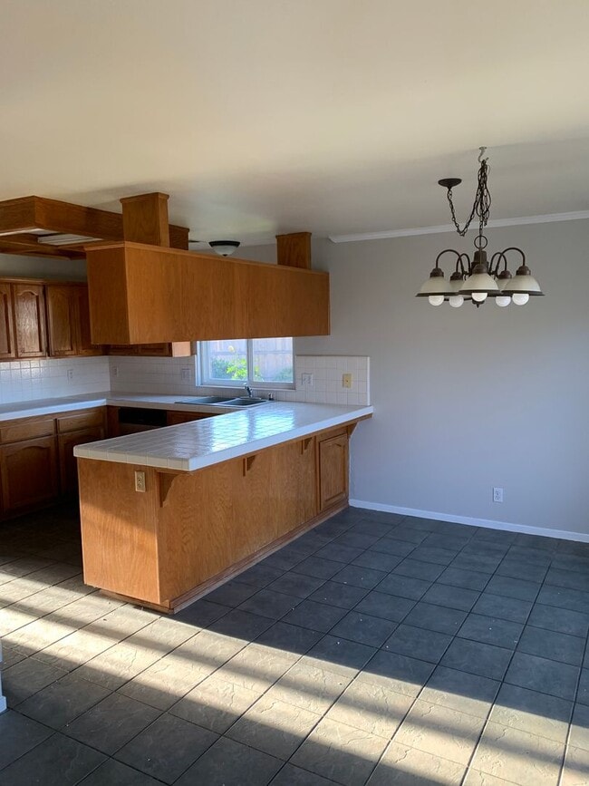 Building Photo - 3 Bedroom 2 Bath