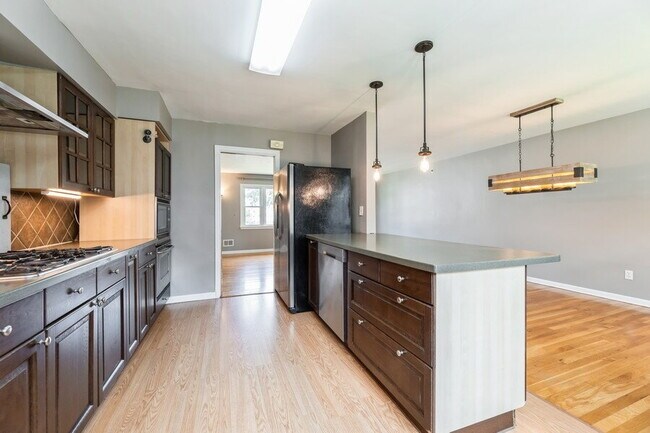 Building Photo - Bergenfield NJ Split Level Spacious Single Family home