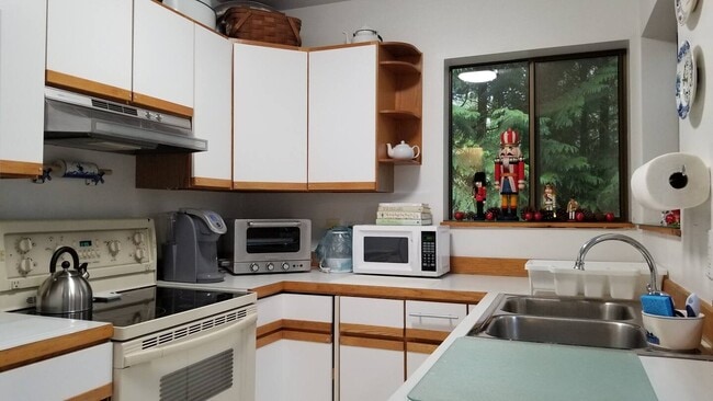 Building Photo - 1881 Cliff Rd