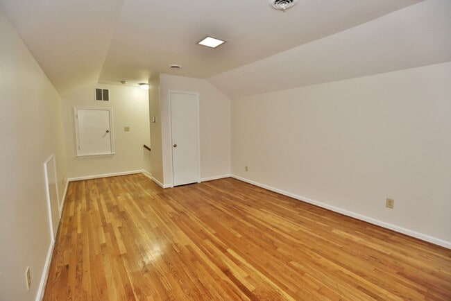 Building Photo - Waterfront Ranch Home - Excellent School Z...