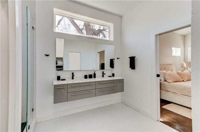 Building Photo - 2715 Zaragosa St