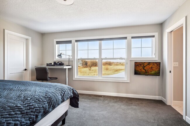 Building Photo - 2275 Lakeshore Point Dr N E