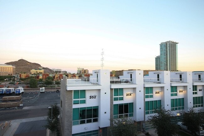 Building Photo - 378 S Farmer Ave