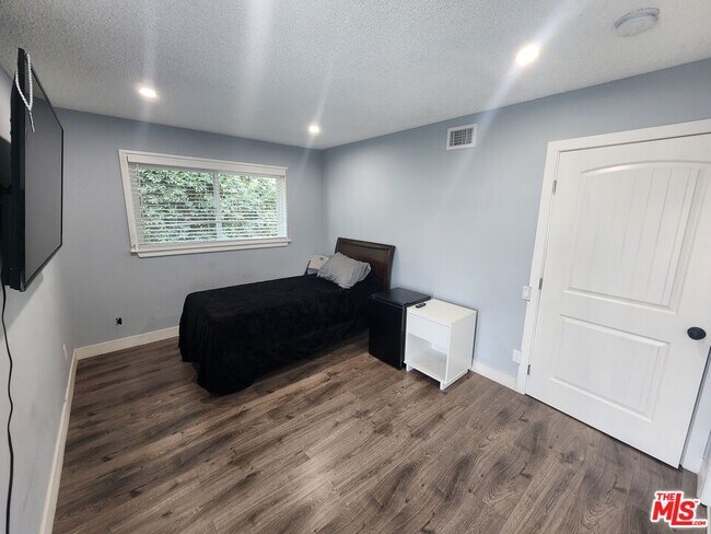 Building Photo - 11665 Babbitt Ave