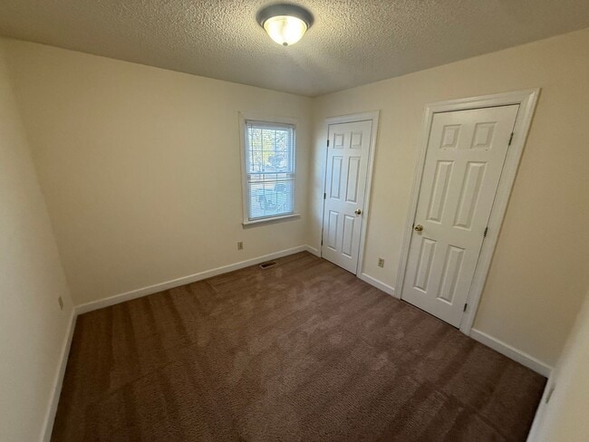 Building Photo - 105 Apache Dr