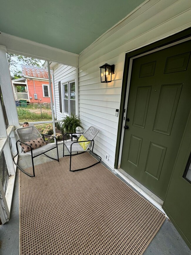 Building Photo - Updated 3bed/2bath House with Older Charm!