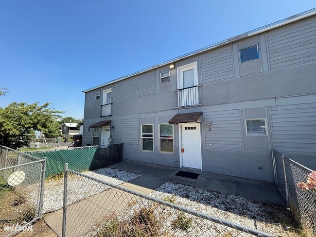 Building Photo - MOVE IN SPECIAL!! PRICE DROP! Modern Townh...