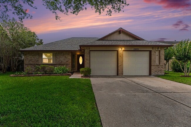 Building Photo - 2909 Forest Hills Dr