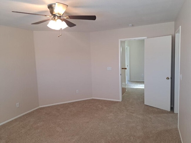 Building Photo - 1443 E Vaughn Ave