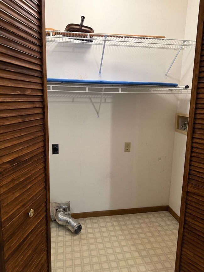 Building Photo - 2 bedroom 1 bathroom house