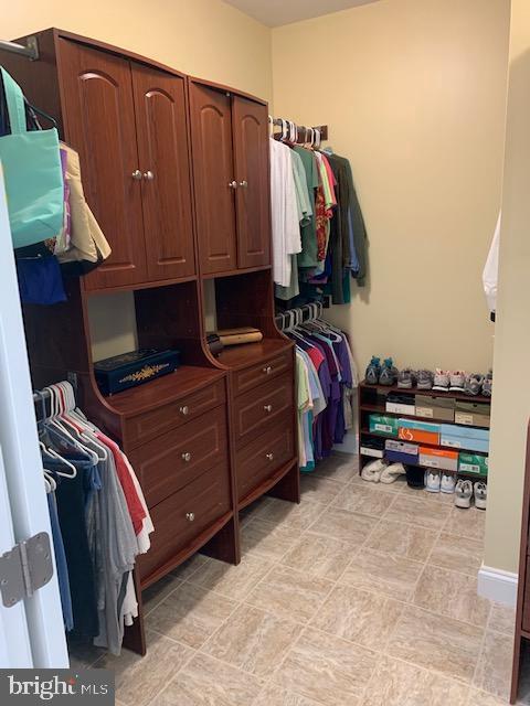 Building Photo - 24900 Fox Run Ln