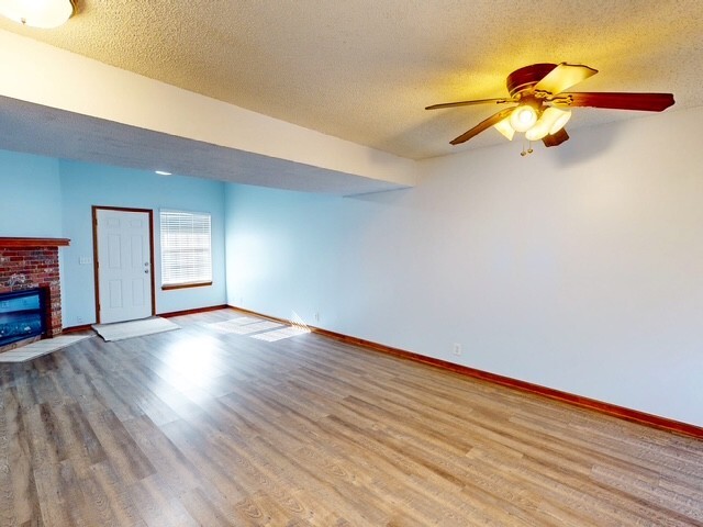 Building Photo - 1327 E 21st Ter