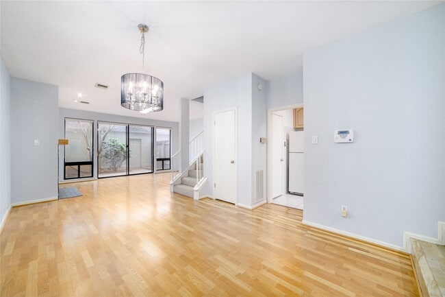 Building Photo - 7505 Memorial Woods Dr