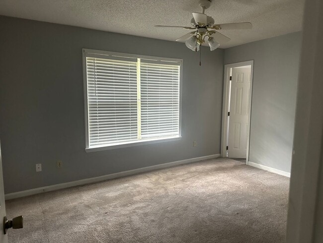 Building Photo - HUGE SPRING MOVE-IN SPECIAL AND RATE DROP ...
