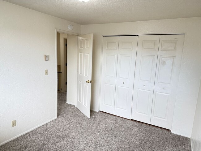 Building Photo - Updated 2 bedroom, 1 bath with garage!