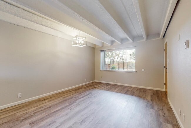 Building Photo - 1100 Alvarado Dr SE
