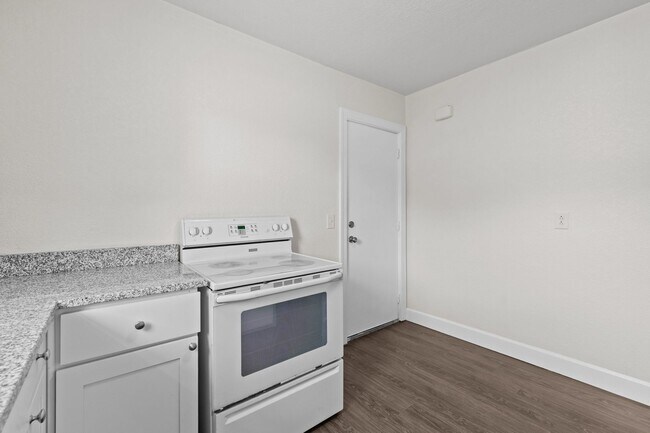 Building Photo - Cozy 2-Bedroom Duplex Apartment in Norfolk