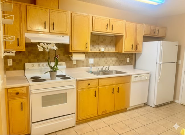 Building Photo - Two Bedroom Unit in Bustling 9 Mile Area i...