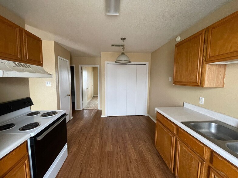 Building Photo - 1603 Cedarhill Dr