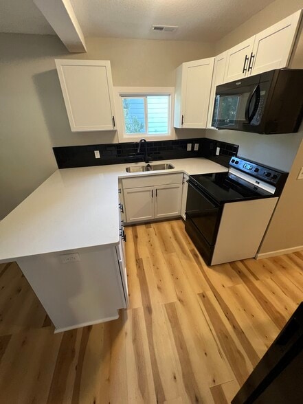 Building Photo - 211 McLain Ave