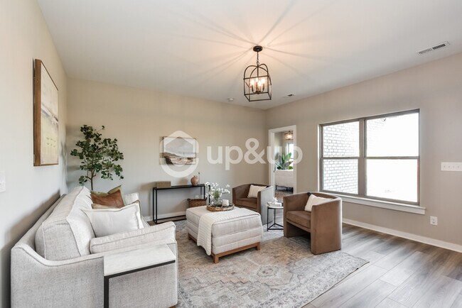 Building Photo - Fantastic 4bd/2ba home! Coming soon!