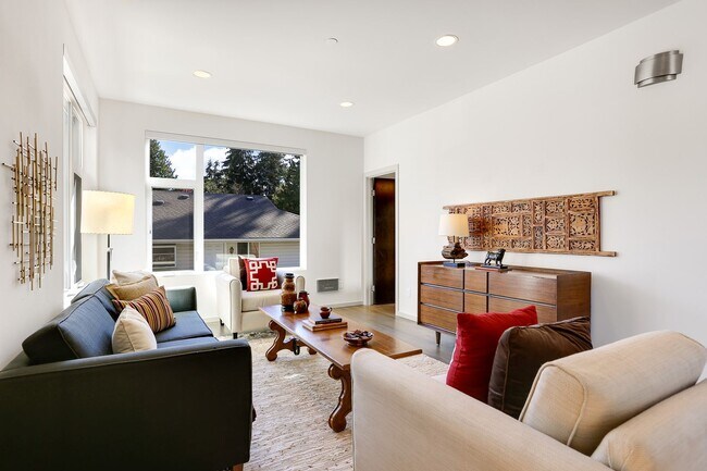 Building Photo - Lovely Ravenna 3bdrm/2.5 bath detached townhome  with 2 parking spaces.  - Available 8/1