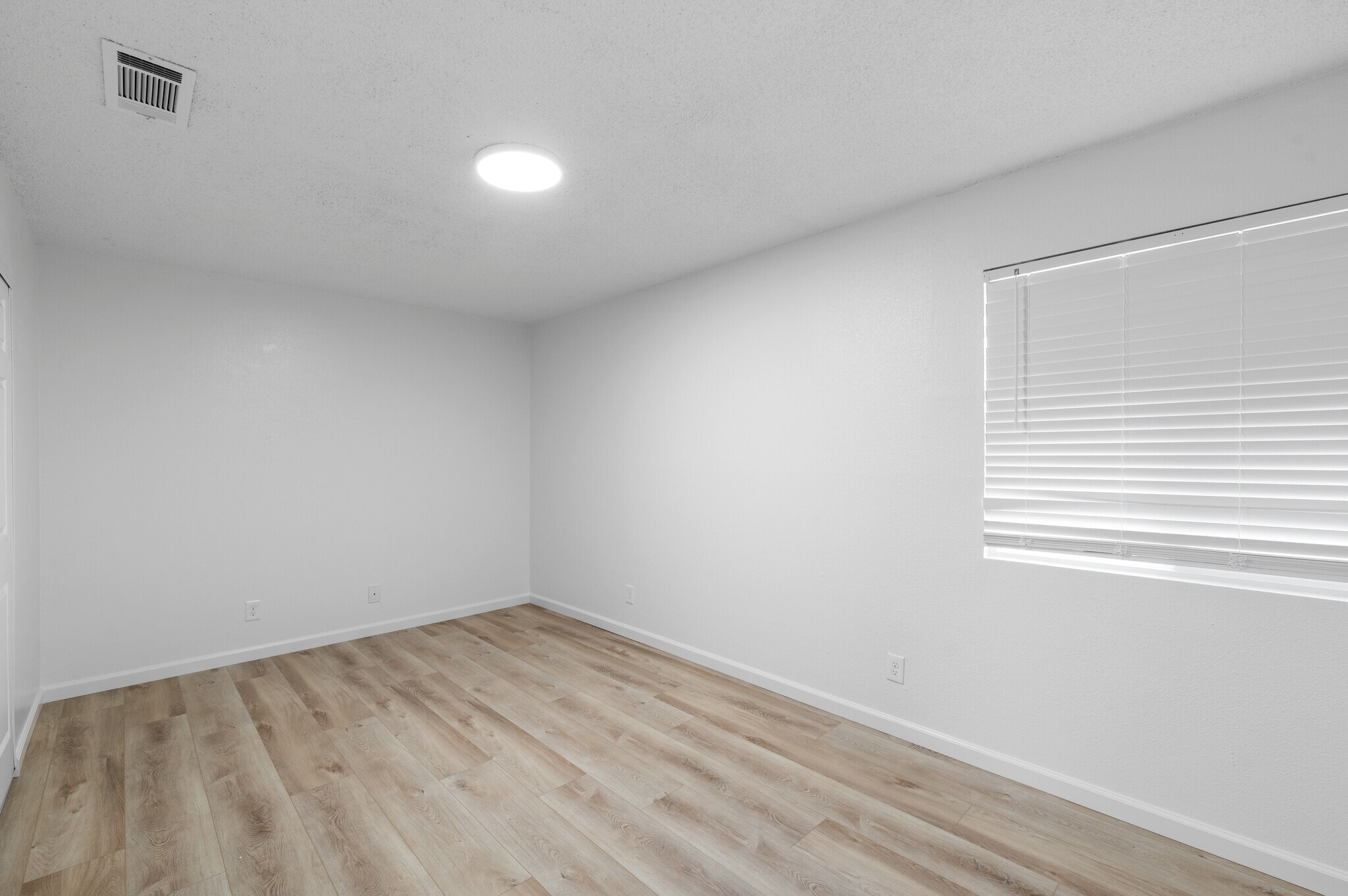 Building Photo - 2104 rosamond ave shasta lake apt 2