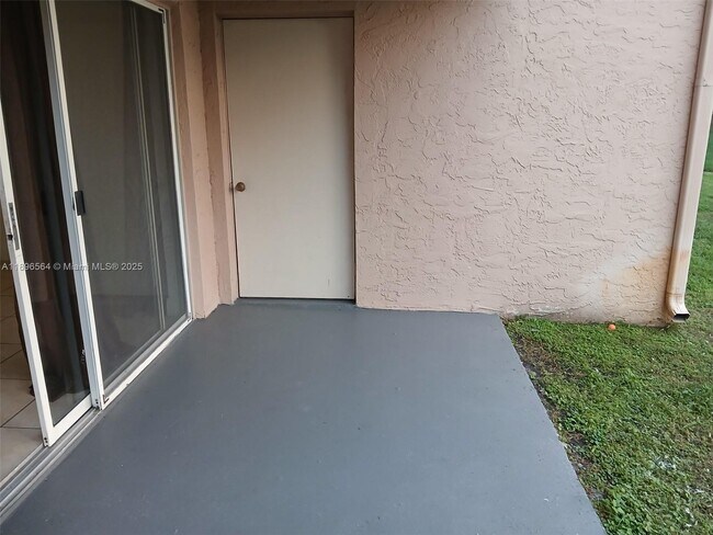 Building Photo - 10420 SW 158th Ct