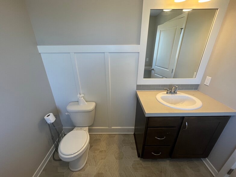 Building Photo - 3865 Elm Ridge Dr