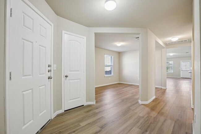 Building Photo - 13205 Henneman Dr