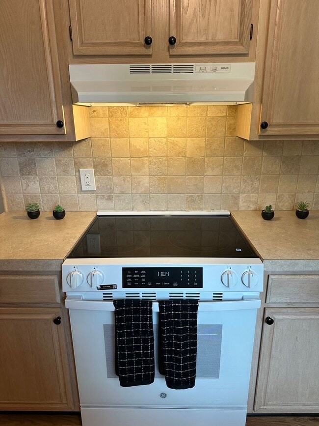 Building Photo - Just Renovated 1,300 SQ' Duplex Across from Woodward Park