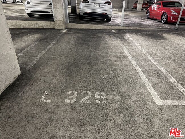 Building Photo - 901 Flower St