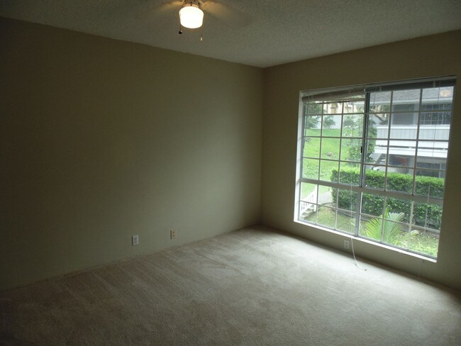 Building Photo - 2 bedroom 2 bath in Kaneohe!