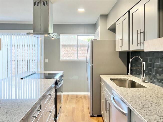 Building Photo - 3125 Colonial Way