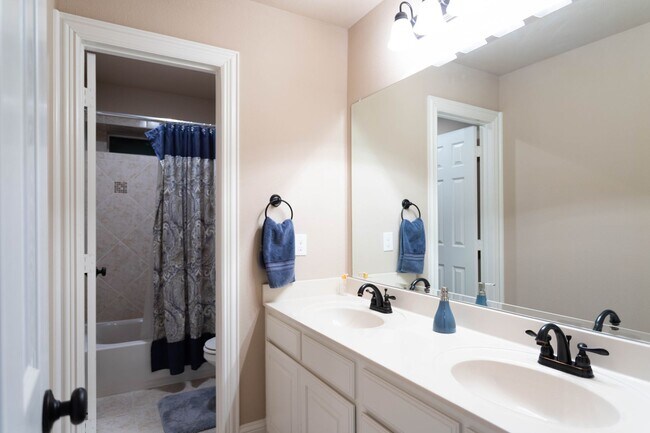 Building Photo - Very beautiful 5 bedroom, 4.1 bathroom hou...
