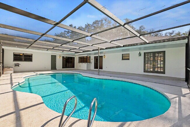 Building Photo - Recently Renovated 4-Bedroom + Den Pool Home in Temple Terrace