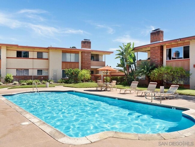 Building Photo - 6868 Hyde Park Dr