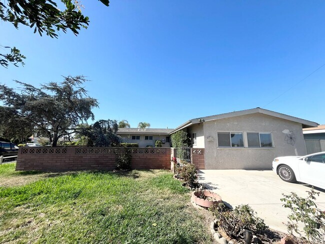 Primary Photo - Charming 4 bedroom house with extra living...