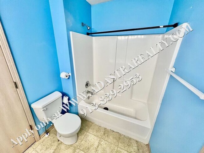 Building Photo - Spacious 3 Bed, 2 Bath, 2 Half Bath Townhome in Lee's Summit-Available NOW!!