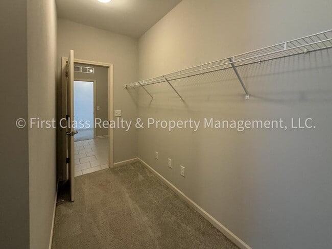 Building Photo - 565 Park View Drive