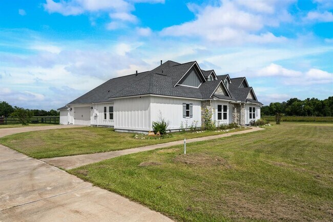 Building Photo - 2999 County Rd 208