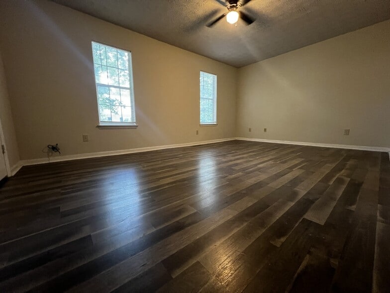 Building Photo - 6617 Meadow Green Cir