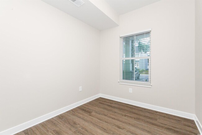 Building Photo - 303 Golan Cir