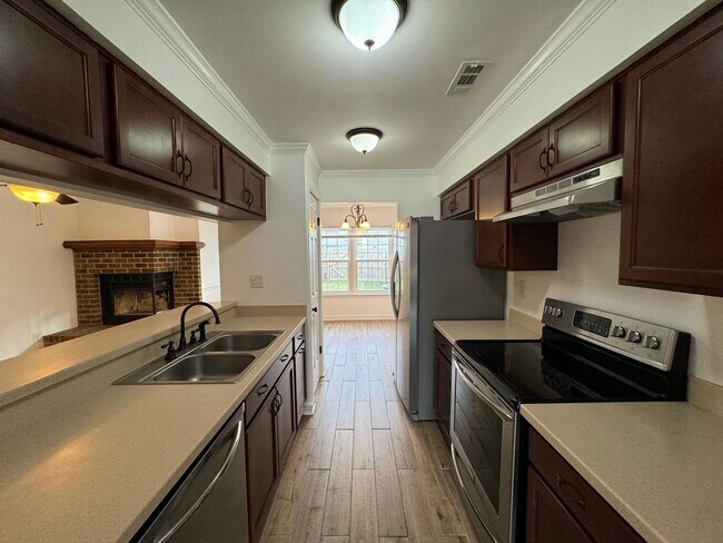 Building Photo - Cozy 3BR Townhome!