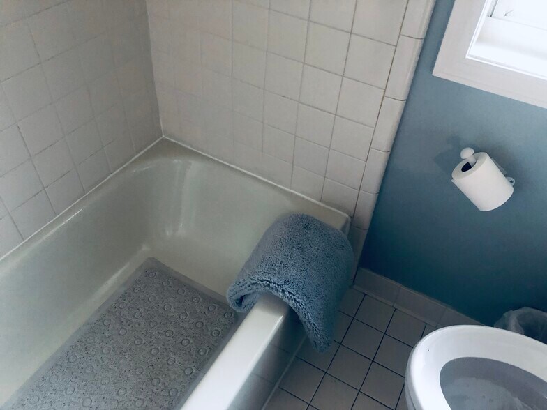 bath tub - 75571 Van Dyke Rd