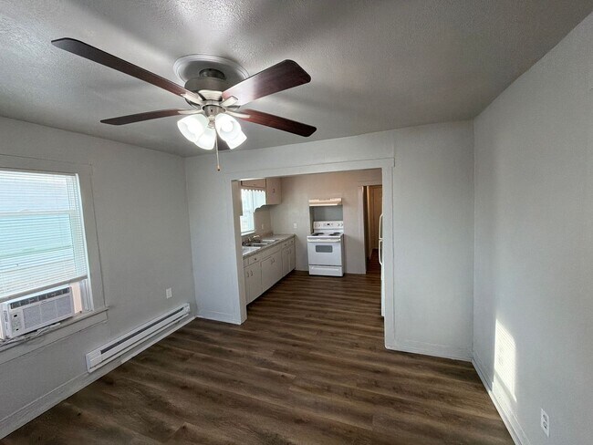 Building Photo - What a deal! Cant beat this price! 2 bed 1 bath