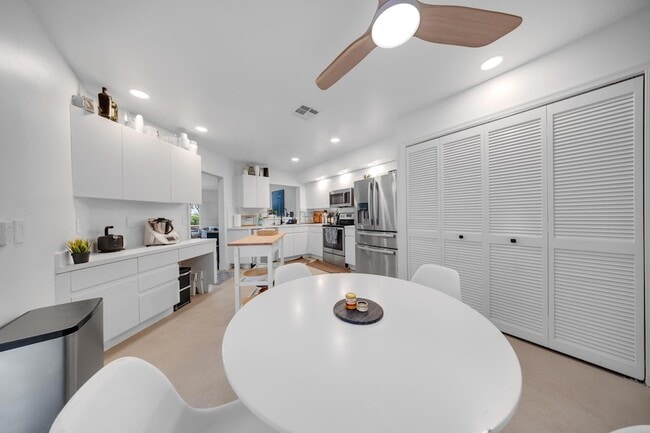 Building Photo - 4117 W Palm Aire Dr