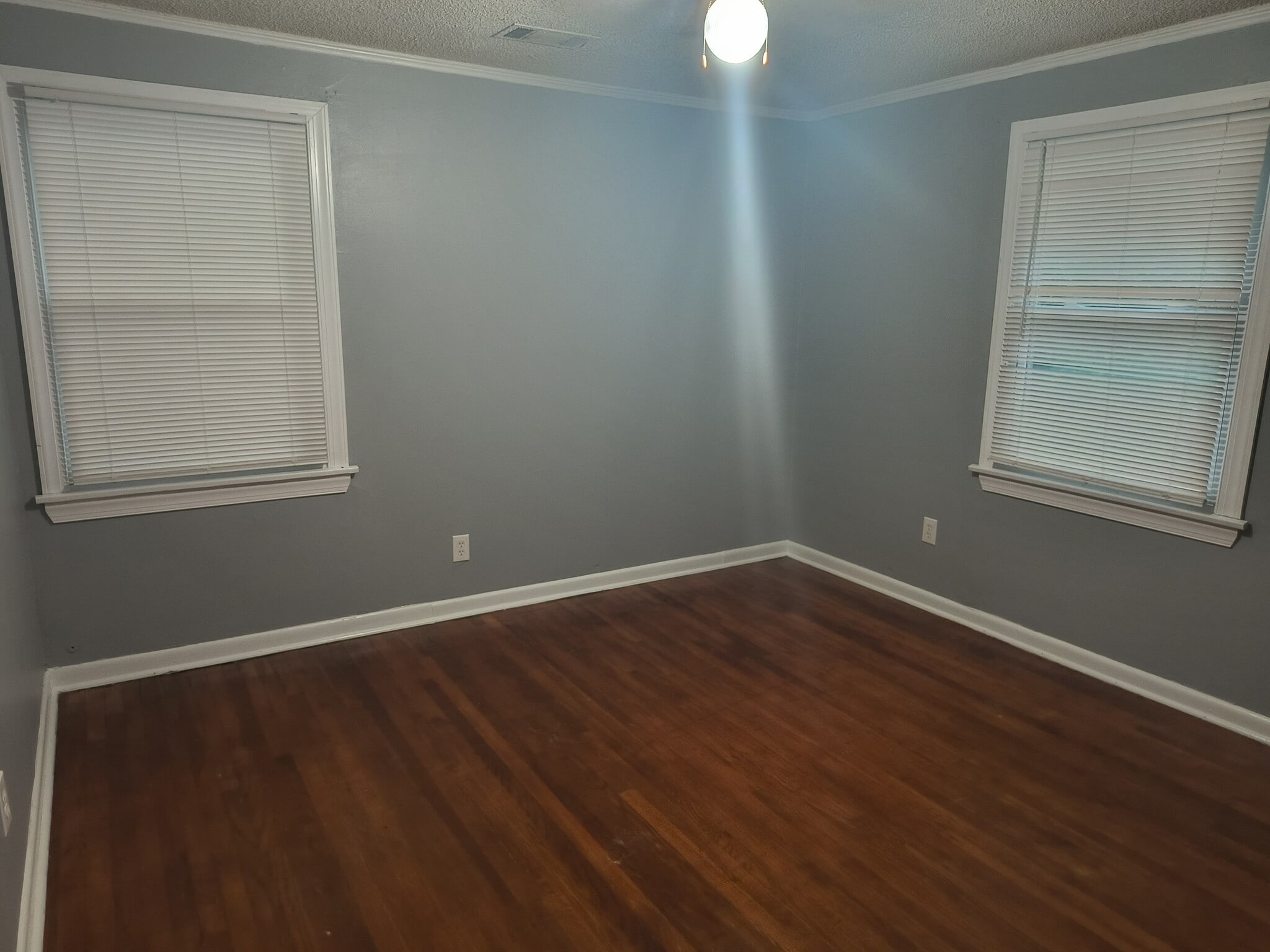 Larger bedroom - 2211 Hawthorne St